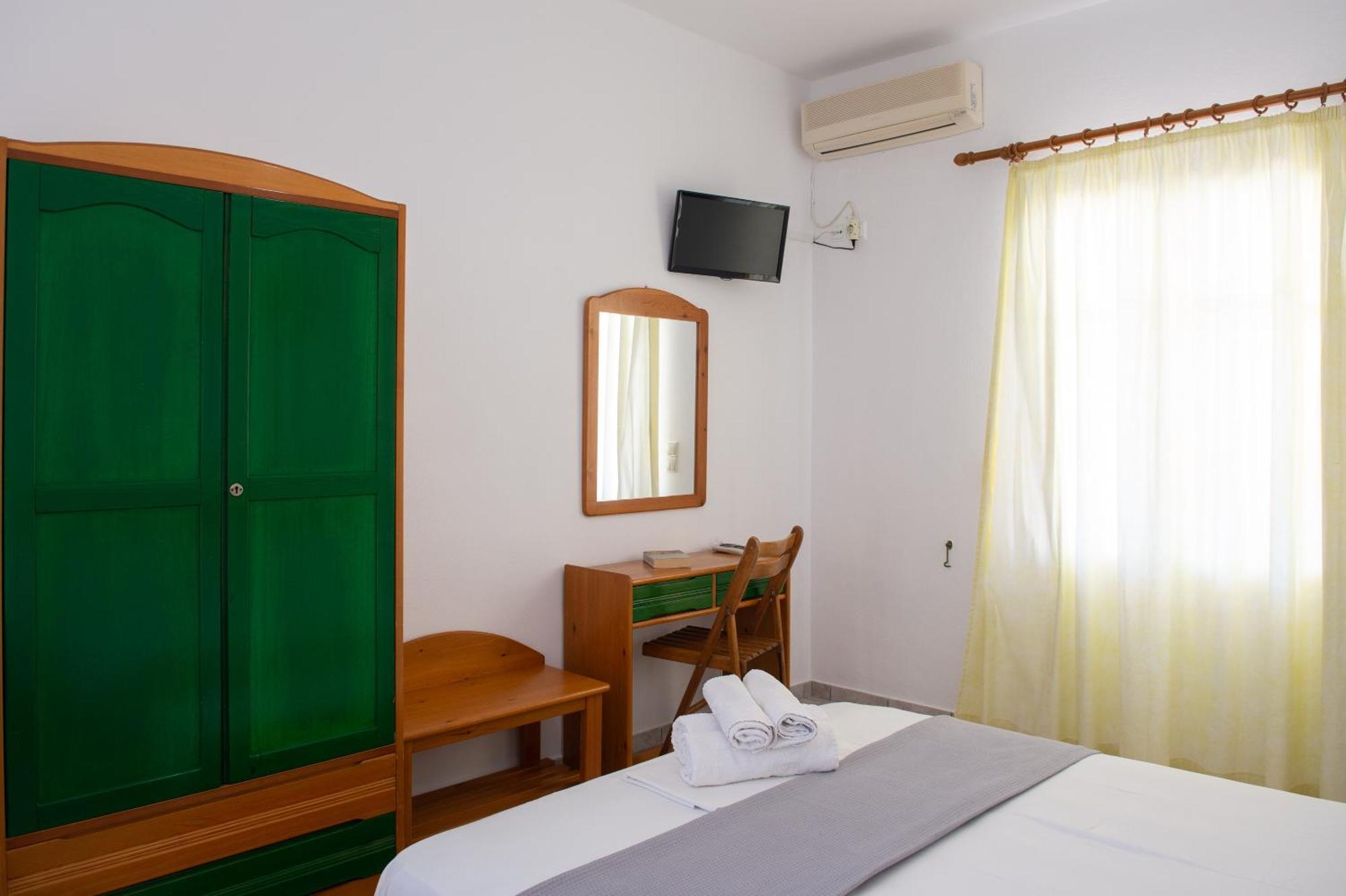 Morpheas Pension Rooms & Apartments Kamares  Zimmer foto